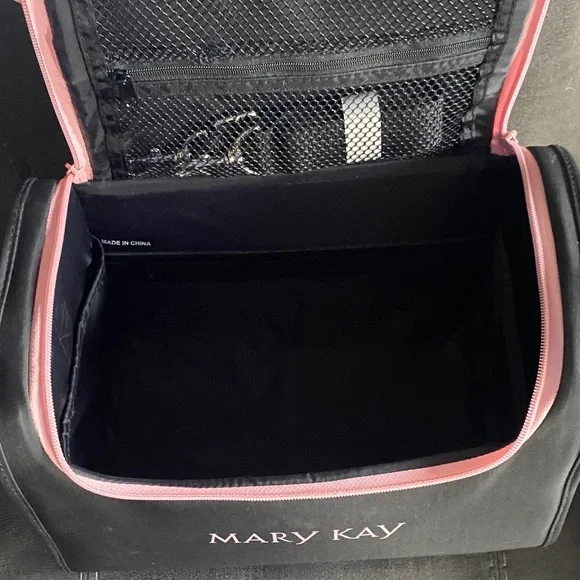 Mary Kay Black Cosmetic Bag Set with Pink Accents - Picture 8 of 15